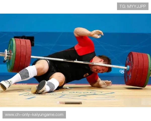 举重少年下场后抱杠铃睡觉