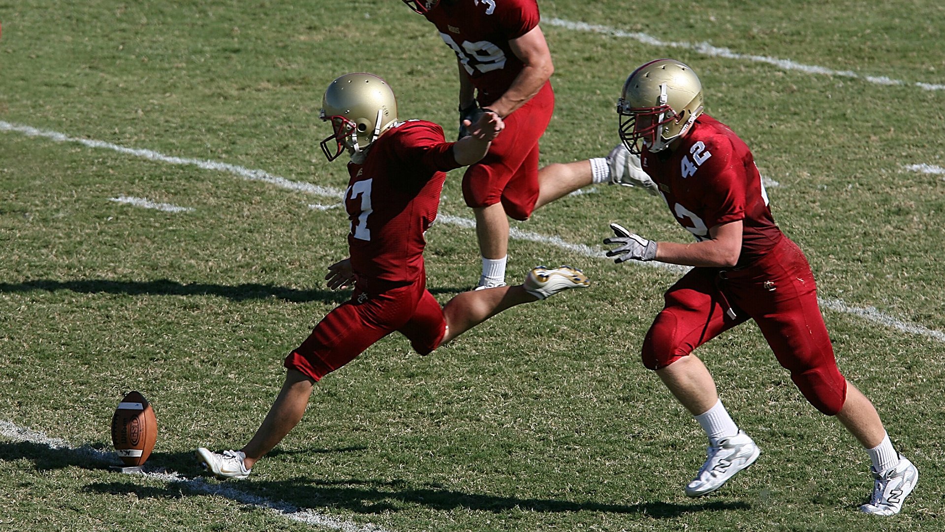 开云体育登入-五大联赛球队是否在体能瓶颈期压缩中场布局,五大联赛球场容量排名